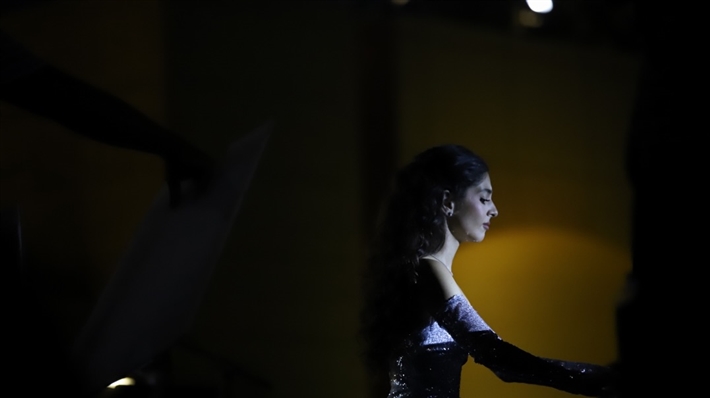 مايان السيد تعزف البيانو في جلسة تصوير من كواليس ولنا في الخيال حب 