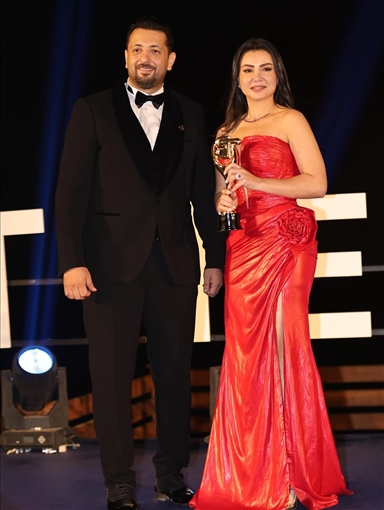 دينا فؤاد تستعرض إطلالتها في مهرجان الأفضل بجلسة تصوير جديدة