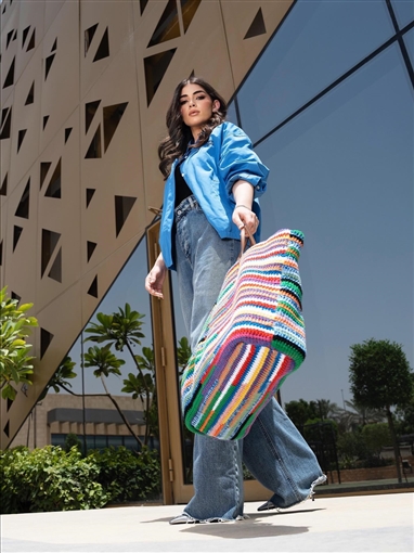  شرطة_الموضة: ليلى أحمد زاهر تستعرض حقيبتها الكبيرة من الكروشيه سعرها 113 ألف جنيه