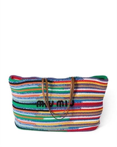  شرطة_الموضة: ليلى أحمد زاهر تستعرض حقيبتها الكبيرة من الكروشيه سعرها 113 ألف جنيه