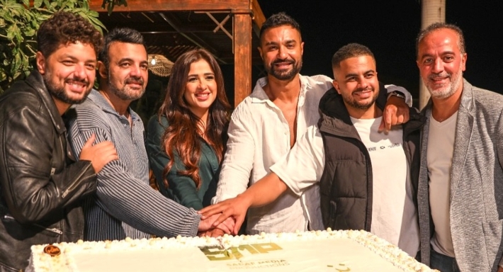 احتفال ياسمين عبد العزيز مع فريق وننسى اللي كان