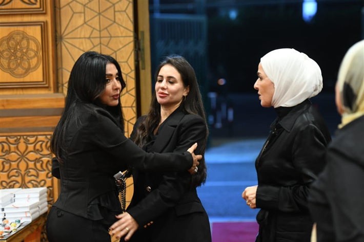 سوزان حسن ووفاء عامر ومنى عبد الغني من بينهم ... فنانون وإعلاميون يقدمون واجب العزاء في رحيل الإعلامية ميرفت سلامة