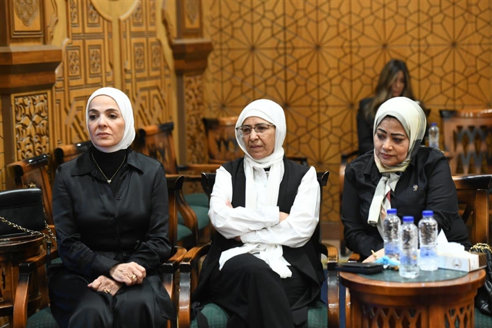 سوزان حسن ووفاء عامر ومنى عبد الغني من بينهم ... فنانون وإعلاميون يقدمون واجب العزاء في رحيل الإعلامية ميرفت سلامة