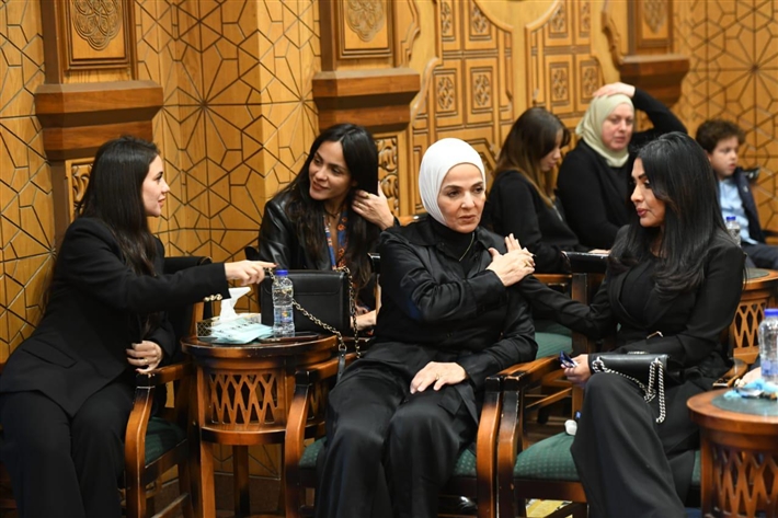 سوزان حسن ووفاء عامر ومنى عبد الغني من بينهم ... فنانون وإعلاميون يقدمون واجب العزاء في رحيل الإعلامية ميرفت سلامة