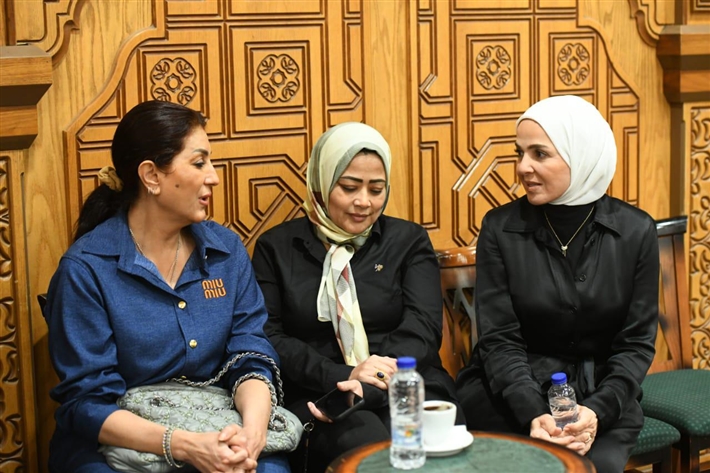 سوزان حسن ووفاء عامر ومنى عبد الغني من بينهم ... فنانون وإعلاميون يقدمون واجب العزاء في رحيل الإعلامية ميرفت سلامة