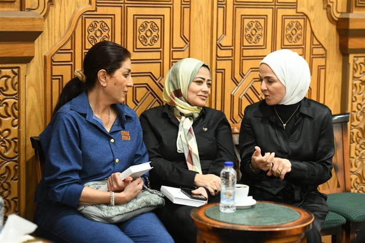 سوزان حسن ووفاء عامر ومنى عبد الغني من بينهم ... فنانون وإعلاميون يقدمون واجب العزاء في رحيل الإعلامية ميرفت سلامة