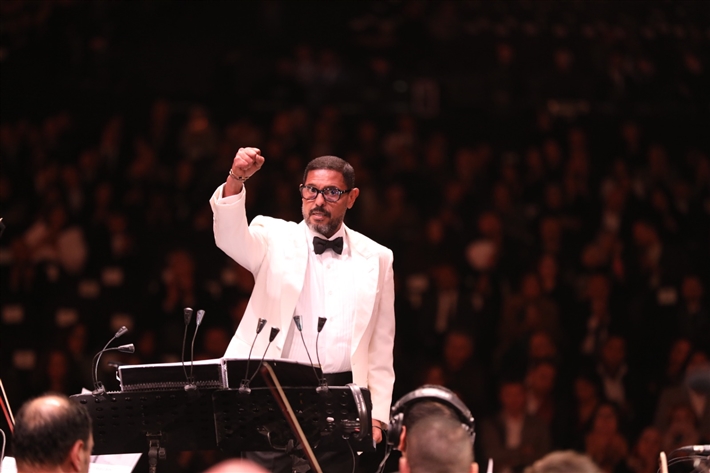 هاني فرحات يتألق بقيادته الأوركسترا الملكي البريطاني في حفل كامل العدد بالأهرامات لمؤلفات عمار الشريعي