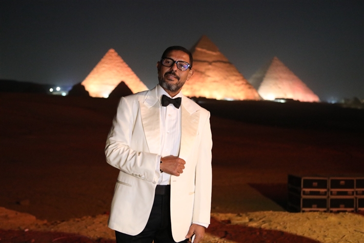 هاني فرحات يتألق بقيادته الأوركسترا الملكي البريطاني في حفل كامل العدد بالأهرامات لمؤلفات عمار الشريعي