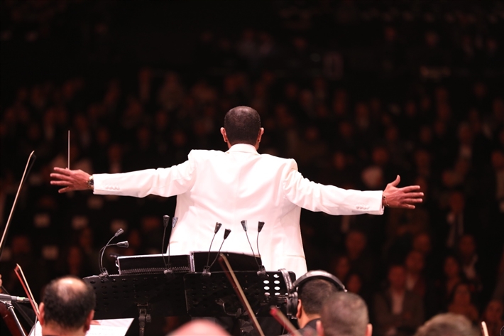 هاني فرحات يتألق بقيادته الأوركسترا الملكي البريطاني في حفل كامل العدد بالأهرامات لمؤلفات عمار الشريعي