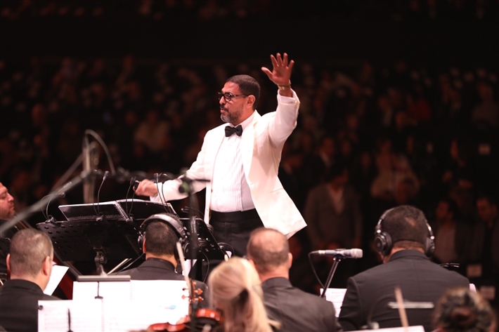 هاني فرحات يتألق بقيادته الأوركسترا الملكي البريطاني في حفل كامل العدد بالأهرامات لمؤلفات عمار الشريعي