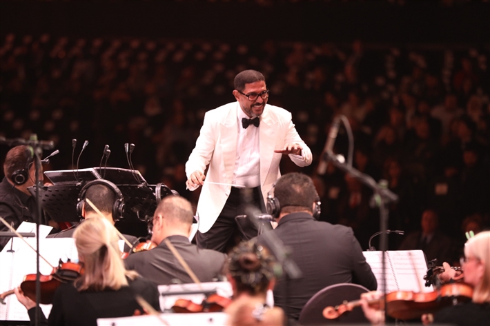 هاني فرحات يتألق بقيادته الأوركسترا الملكي البريطاني في حفل كامل العدد بالأهرامات لمؤلفات عمار الشريعي