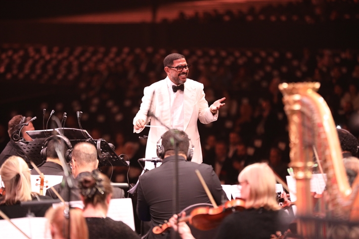 هاني فرحات يتألق بقيادته الأوركسترا الملكي البريطاني في حفل كامل العدد بالأهرامات لمؤلفات عمار الشريعي