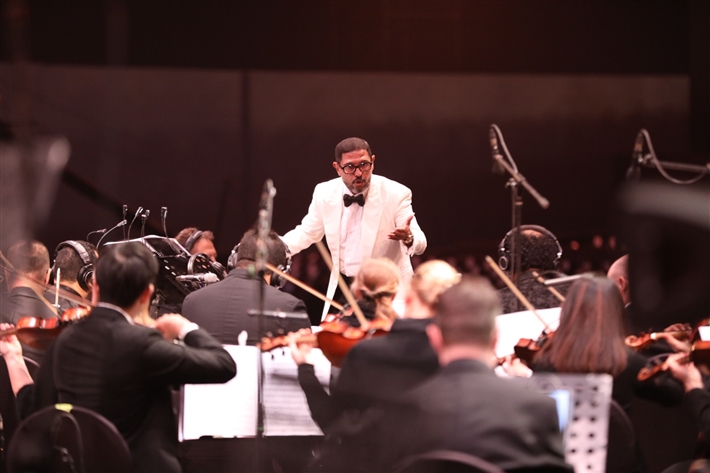 هاني فرحات يتألق بقيادته الأوركسترا الملكي البريطاني في حفل كامل العدد بالأهرامات لمؤلفات عمار الشريعي