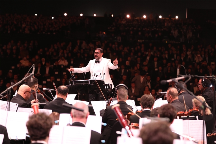 هاني فرحات يتألق بقيادته الأوركسترا الملكي البريطاني في حفل كامل العدد بالأهرامات لمؤلفات عمار الشريعي