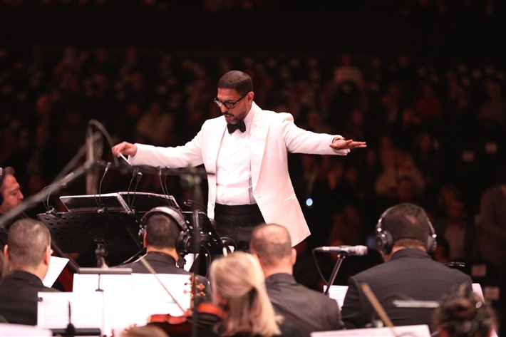 هاني فرحات يتألق بقيادته الأوركسترا الملكي البريطاني في حفل كامل العدد بالأهرامات لمؤلفات عمار الشريعي