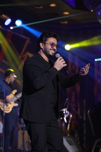 مصطفى حجاج نجم احتفالية شركة تجميل بحضور الإعلامية سالي عبد السلام