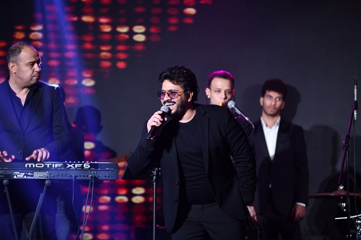 مصطفى حجاج نجم احتفالية شركة تجميل بحضور الإعلامية سالي عبد السلام