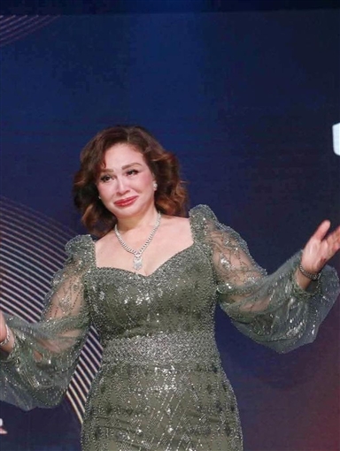 تأثر وبكاء إلهام شاهين في افتتاح مهرجان شرم الشيخ للمسرح الشبابي