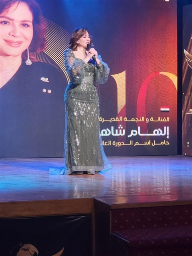 تأثر وبكاء إلهام شاهين في افتتاح مهرجان شرم الشيخ للمسرح الشبابي