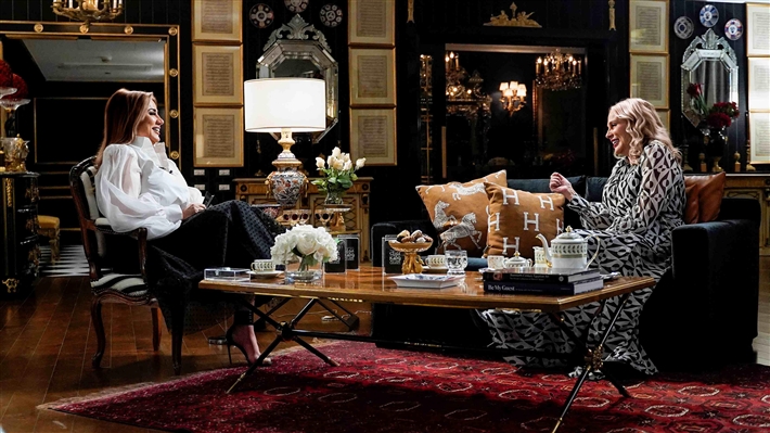  شرطة_الموضة: شيرين رضا بفستان أبيض X أسود في لقائها ببرنامج عندك وقت ... سعره 13 ألف جنيه