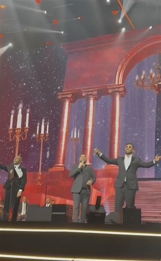 تريو أحمد سعد وتامر عاشور وآدم مفاجأة مسرح الكويت أرينا ... شاهد الصور