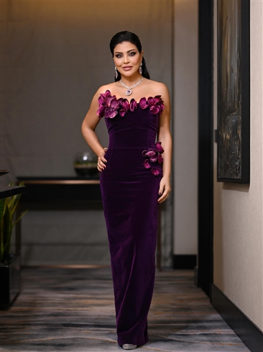  شرطة_الموضة: جومانا مراد بفستان مخملي مزين بزهرة الأوركيد في مهرجان ضيافة سعره 346 ألف جنيه وفنانة هندية شهيرة سبقتها في ارتدائه