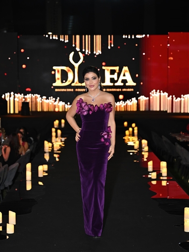  شرطة_الموضة: جومانا مراد بفستان مخملي مزين بزهرة الأوركيد في مهرجان ضيافة سعره 346 ألف جنيه وفنانة هندية شهيرة سبقتها في ارتدائه