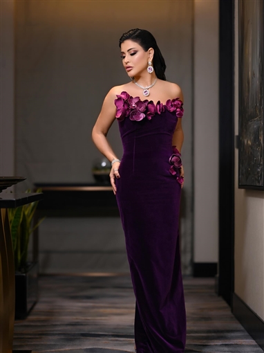  شرطة_الموضة: جومانا مراد بفستان مخملي مزين بزهرة الأوركيد في مهرجان ضيافة سعره 346 ألف جنيه وفنانة هندية شهيرة سبقتها في ارتدائه