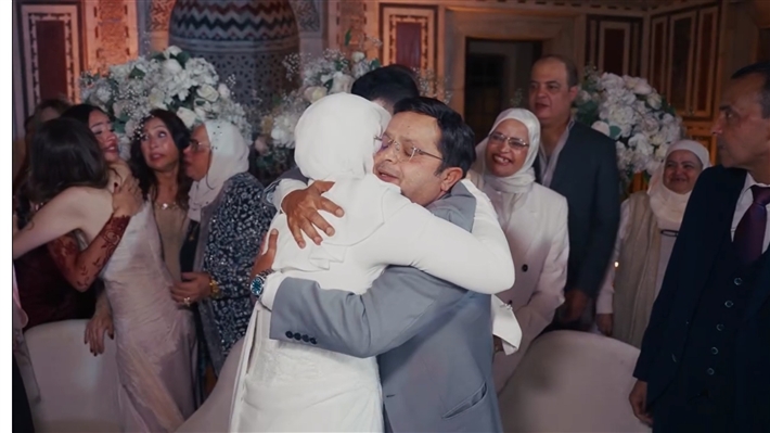 دموع وأحضان واحتفالات العروسين ... 15 صورة من احتفال محمد هنيدي بعقد قران ابنته