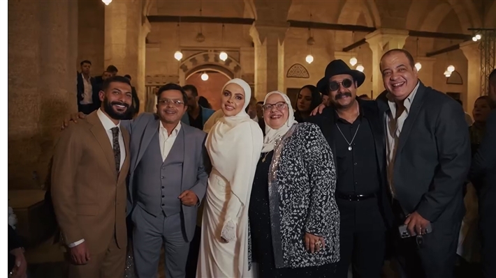 دموع وأحضان واحتفالات العروسين ... 15 صورة من احتفال محمد هنيدي بعقد قران ابنته