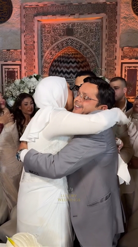دموع وأحضان واحتفالات العروسين ... 15 صورة من احتفال محمد هنيدي بعقد قران ابنته