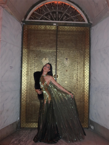  شرطة_الموضة: رزان جمال بفستان من التل المطرز من إيلي صعب سعره 308 ألف جنيه مصري