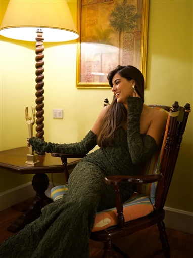 ميران عبد الوارث تلفت الأنظار بفستان يبرز رشاقتها خلال تكريمها بمهرجان الفيوم لأفلام البيئة والفنون المعاصرة