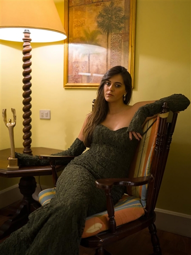 ميران عبد الوارث تلفت الأنظار بفستان يبرز رشاقتها خلال تكريمها بمهرجان الفيوم لأفلام البيئة والفنون المعاصرة