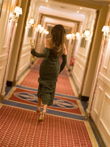 ميران عبد الوارث تلفت الأنظار بفستان يبرز رشاقتها خلال تكريمها بمهرجان الفيوم لأفلام البيئة والفنون المعاصرة