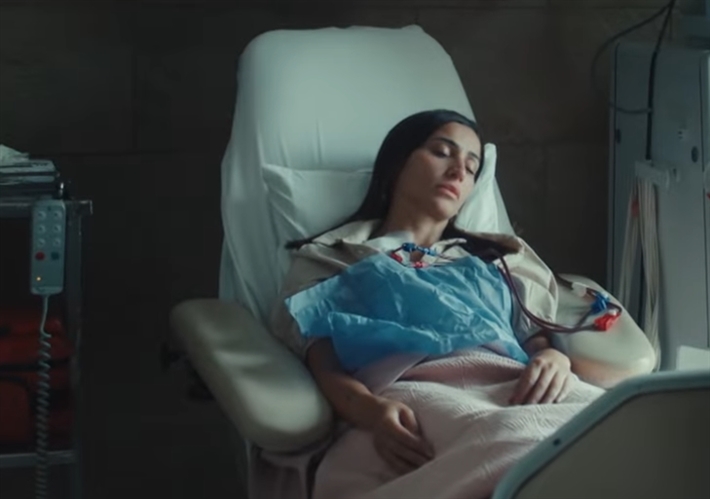 فيديو - دينا الشربيني تبحث عن متبرع بكليته ... وأحمد السعدني ينقذها في برومو لا ترد ولا تستبدل 