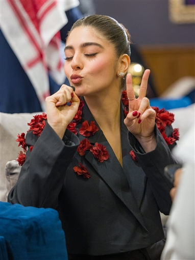  شرطة_الموضة: مايان السيد ببدلة كلاسيكية مزينة بالورود في عرض ولنا في الخيال ... حب؟ في الرياض