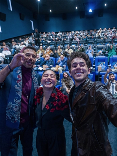  شرطة_الموضة: مايان السيد ببدلة كلاسيكية مزينة بالورود في عرض ولنا في الخيال ... حب؟ في الرياض