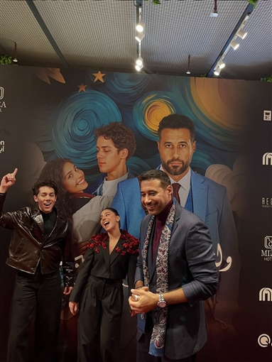  شرطة_الموضة: مايان السيد ببدلة كلاسيكية مزينة بالورود في عرض ولنا في الخيال ... حب؟ في الرياض