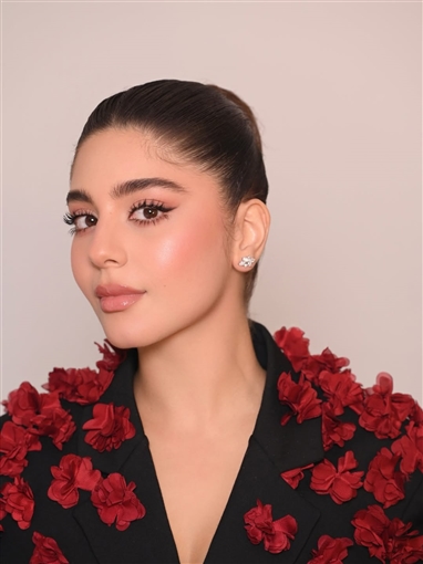  شرطة_الموضة: مايان السيد ببدلة كلاسيكية مزينة بالورود في عرض ولنا في الخيال ... حب؟ في الرياض