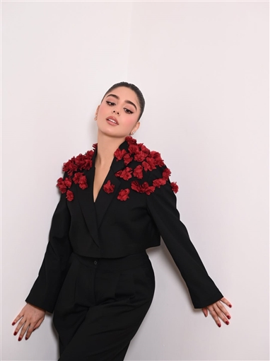  شرطة_الموضة: مايان السيد ببدلة كلاسيكية مزينة بالورود في عرض ولنا في الخيال ... حب؟ في الرياض