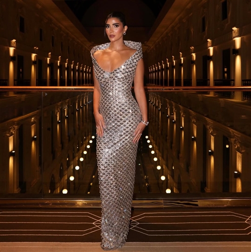  شرطة_الموضة: ريم سامي بفستان فضي لامع في افتتاح مهرجان البحر الأحمر ... سعره 193 ألف جنيها