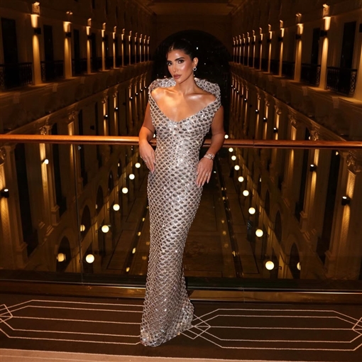  شرطة_الموضة: ريم سامي بفستان فضي لامع في افتتاح مهرجان البحر الأحمر ... سعره 193 ألف جنيها