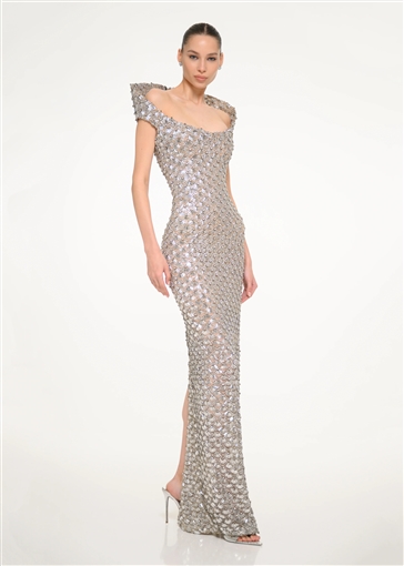  شرطة_الموضة: ريم سامي بفستان فضي لامع في افتتاح مهرجان البحر الأحمر ... سعره 193 ألف جنيها