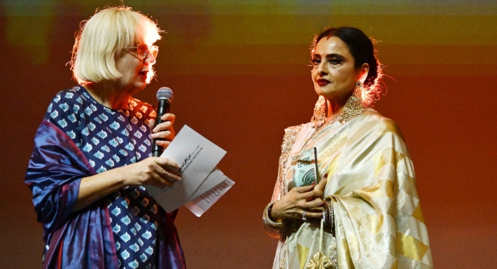 تكريم النجمة الهندية ريخا 