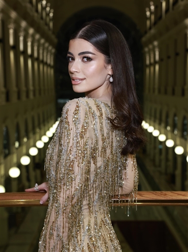  شرطة_الموضة: ليلى أحمد زاهر بفستان ذهبي مطرز من طوني ورد في ختام البحر الأحمر السينمائي أظهر خسارتها للوزن