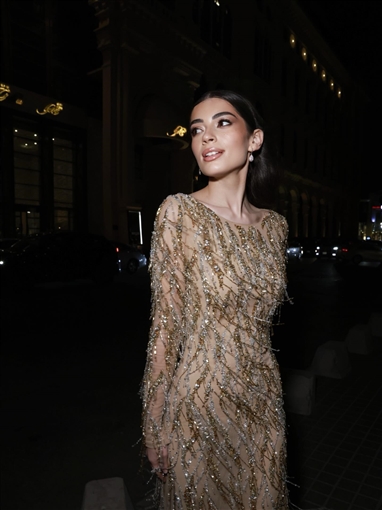  شرطة_الموضة: ليلى أحمد زاهر بفستان ذهبي مطرز من طوني ورد في ختام البحر الأحمر السينمائي أظهر خسارتها للوزن