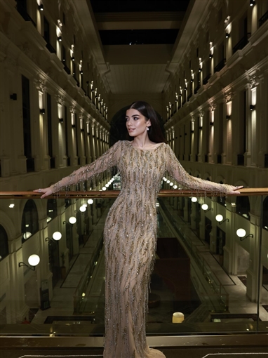  شرطة_الموضة: ليلى أحمد زاهر بفستان ذهبي مطرز من طوني ورد في ختام البحر الأحمر السينمائي أظهر خسارتها للوزن