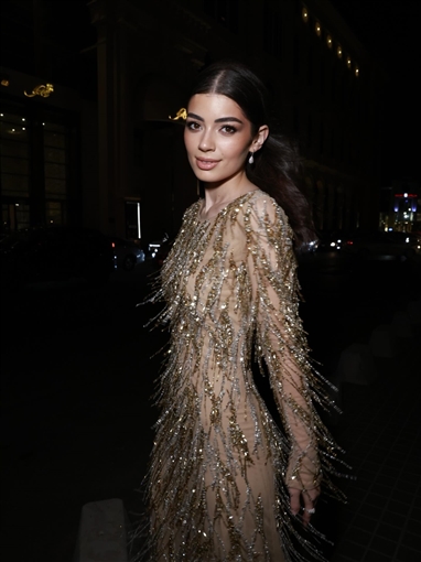  شرطة_الموضة: ليلى أحمد زاهر بفستان ذهبي مطرز من طوني ورد في ختام البحر الأحمر السينمائي أظهر خسارتها للوزن