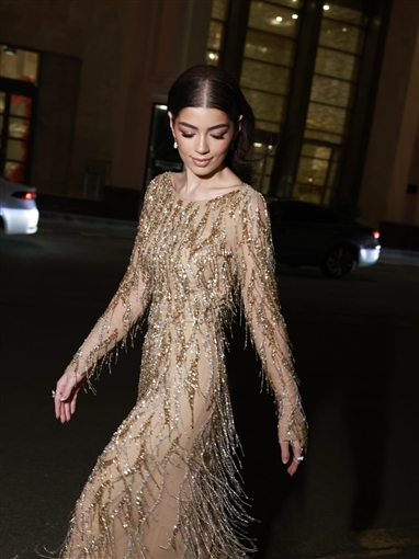  شرطة_الموضة: ليلى أحمد زاهر بفستان ذهبي مطرز من طوني ورد في ختام البحر الأحمر السينمائي أظهر خسارتها للوزن